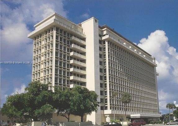 A blank canvas awaits you in this spacious David William condominium, cleared out and ready for your custom design.