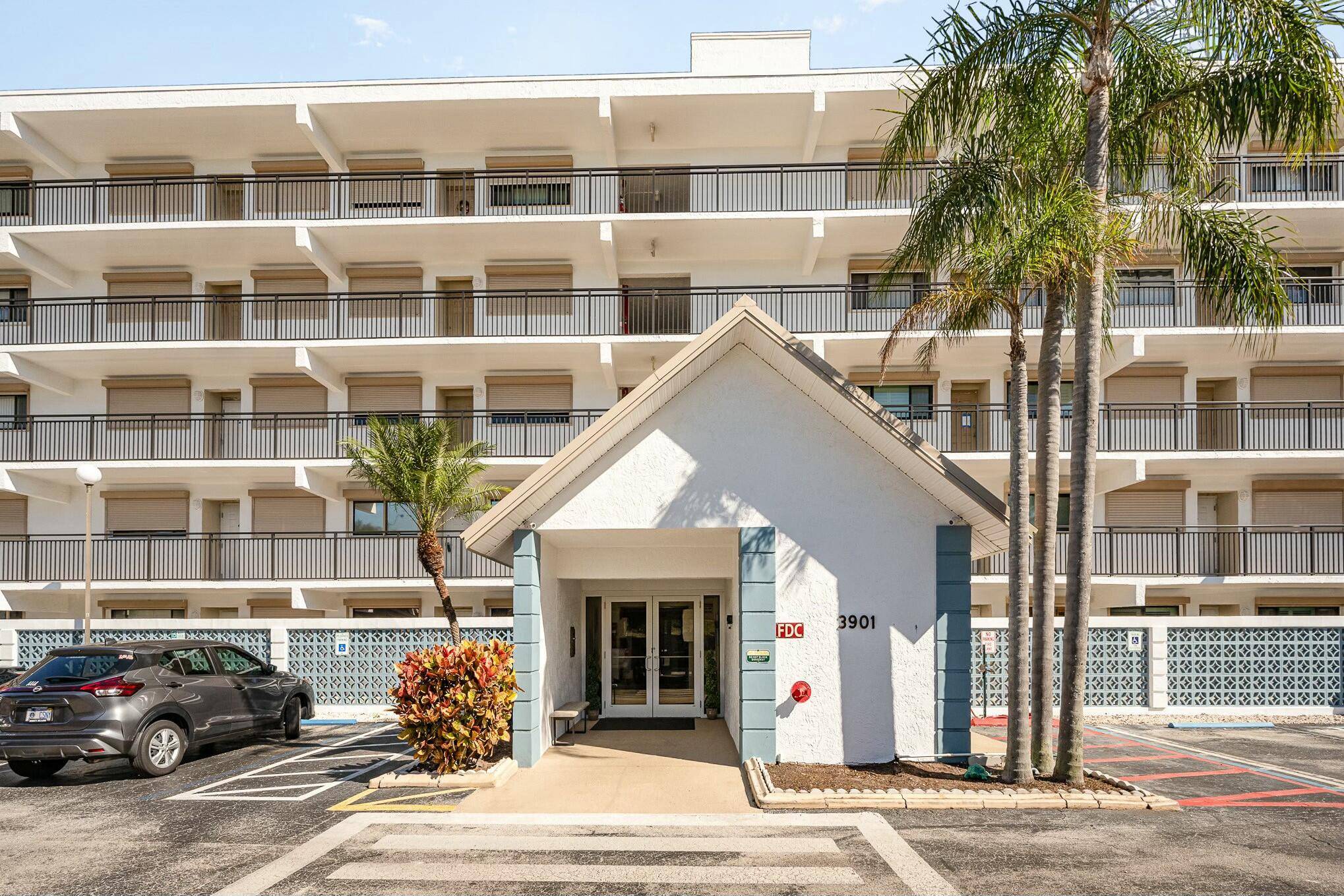 EXPERIENCE THE ULTIMATE IN WATERFRONT LIVING !