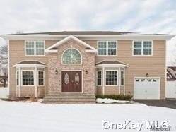 Prime Location in Hicksville, Mid Block Gorgeous house Mint conditions 5Bed Rm Plus 3.