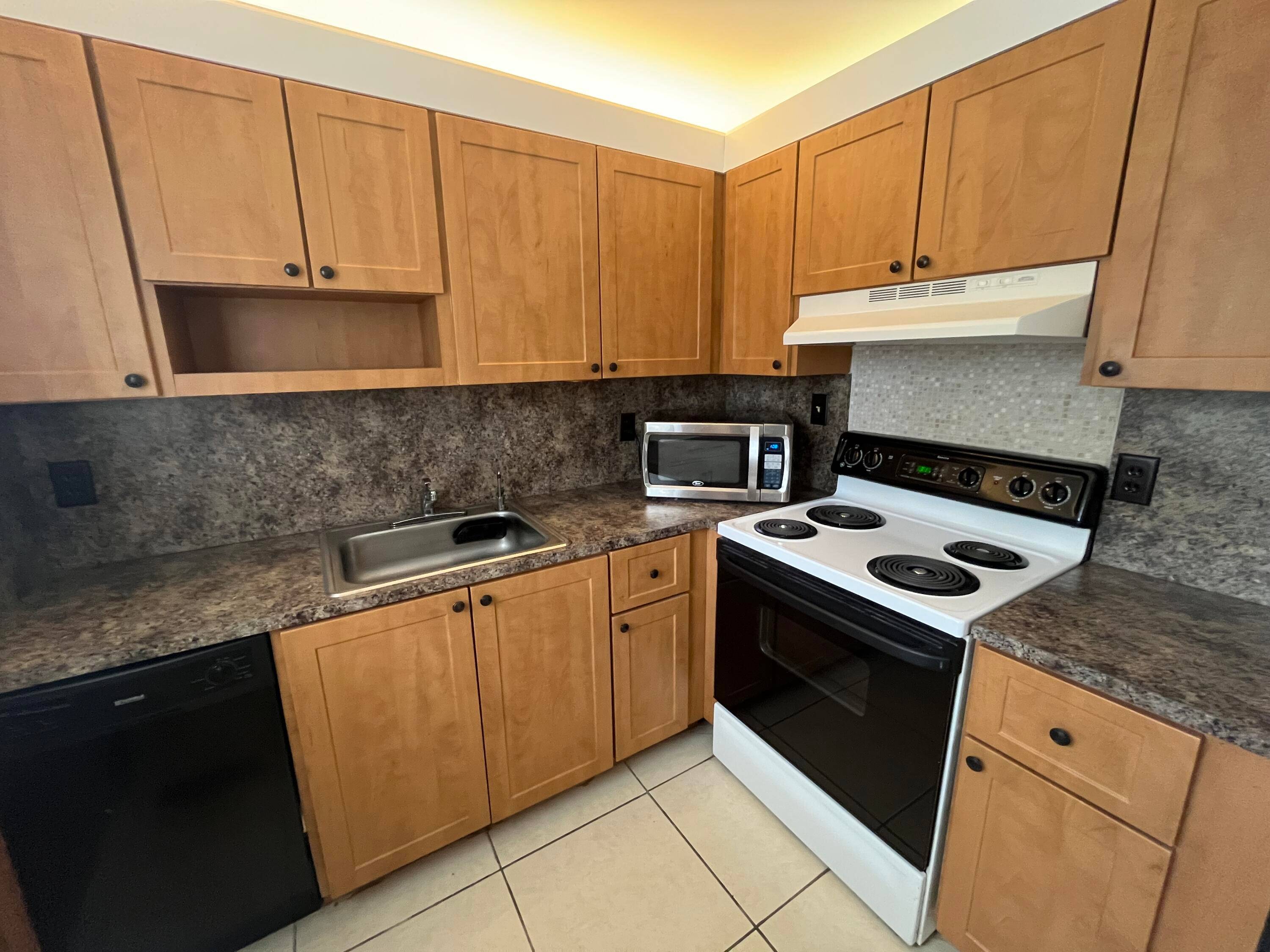 CLEAN, CLEAN, CLEAN ! ! Great ground floor 2 2 unit in Flanders section of Kings Point.