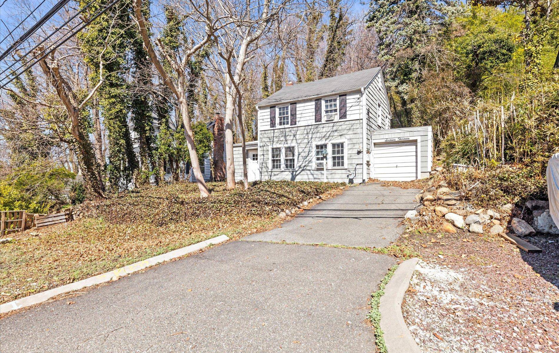 Charming 2 Bedroom Colonial in Roslyn School District !