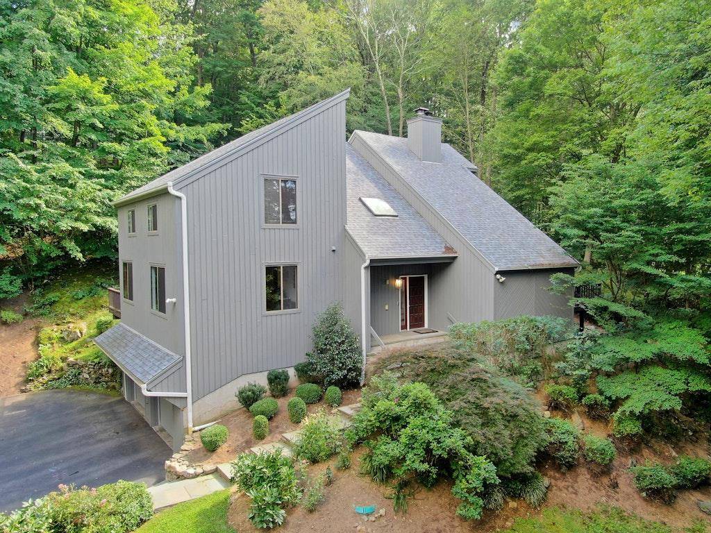 A dramatic and stunning four bedroom Contemporary home set on 1.