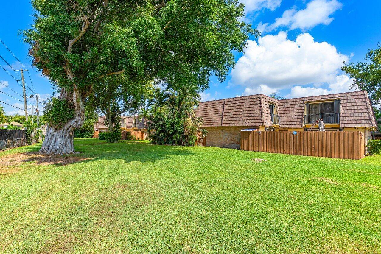 Beautifully maintained 2 bed, 2 bath townhouse in a desirable Palm Beach County community.