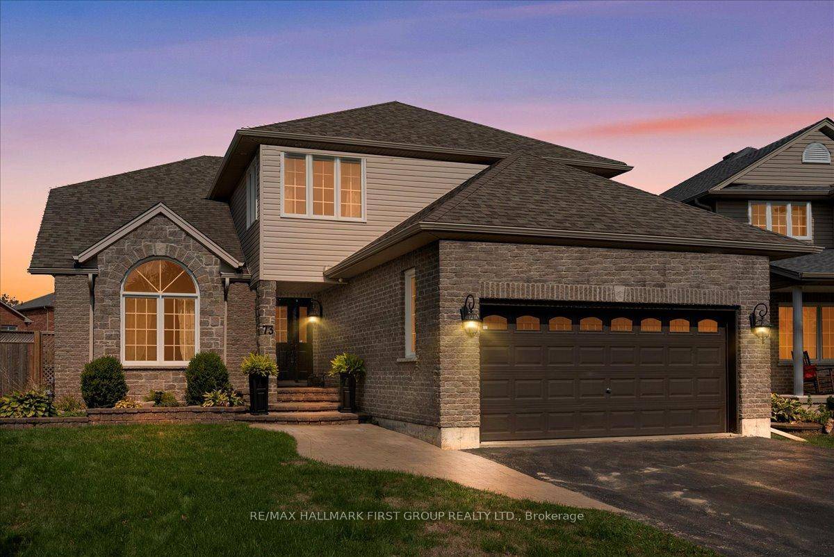 Elegant 4 Bedroom Executive Home in One of Lindsay's Most Desirable Neighbourhoods.