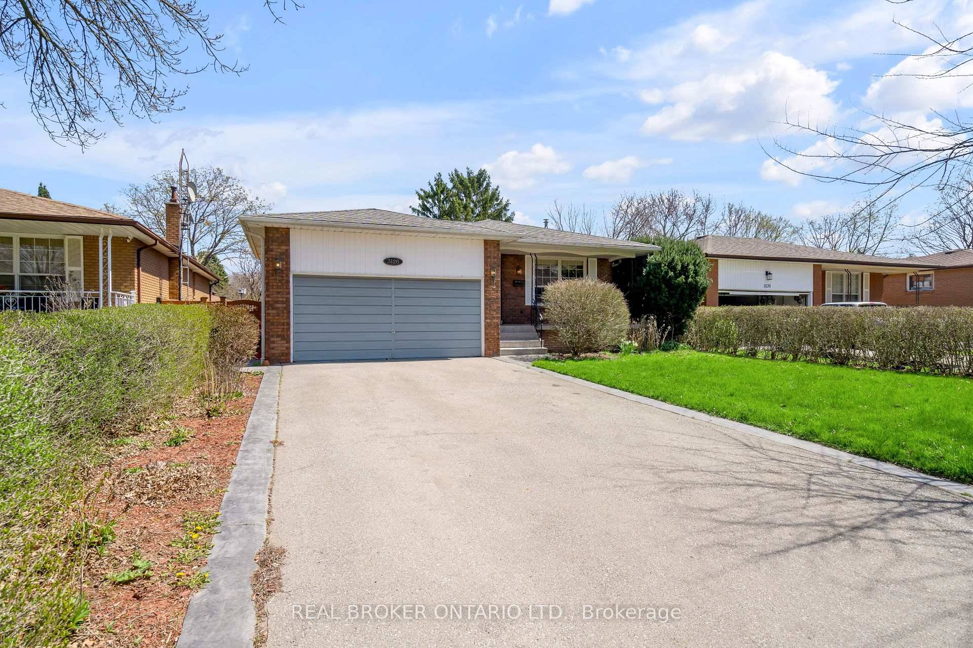 WELCOME TO BRONTE WEST ! Beautifully Maintained Family Home Nestled In One Of Oakville's Most Peaceful amp ; Desirable Neighbourhoods.