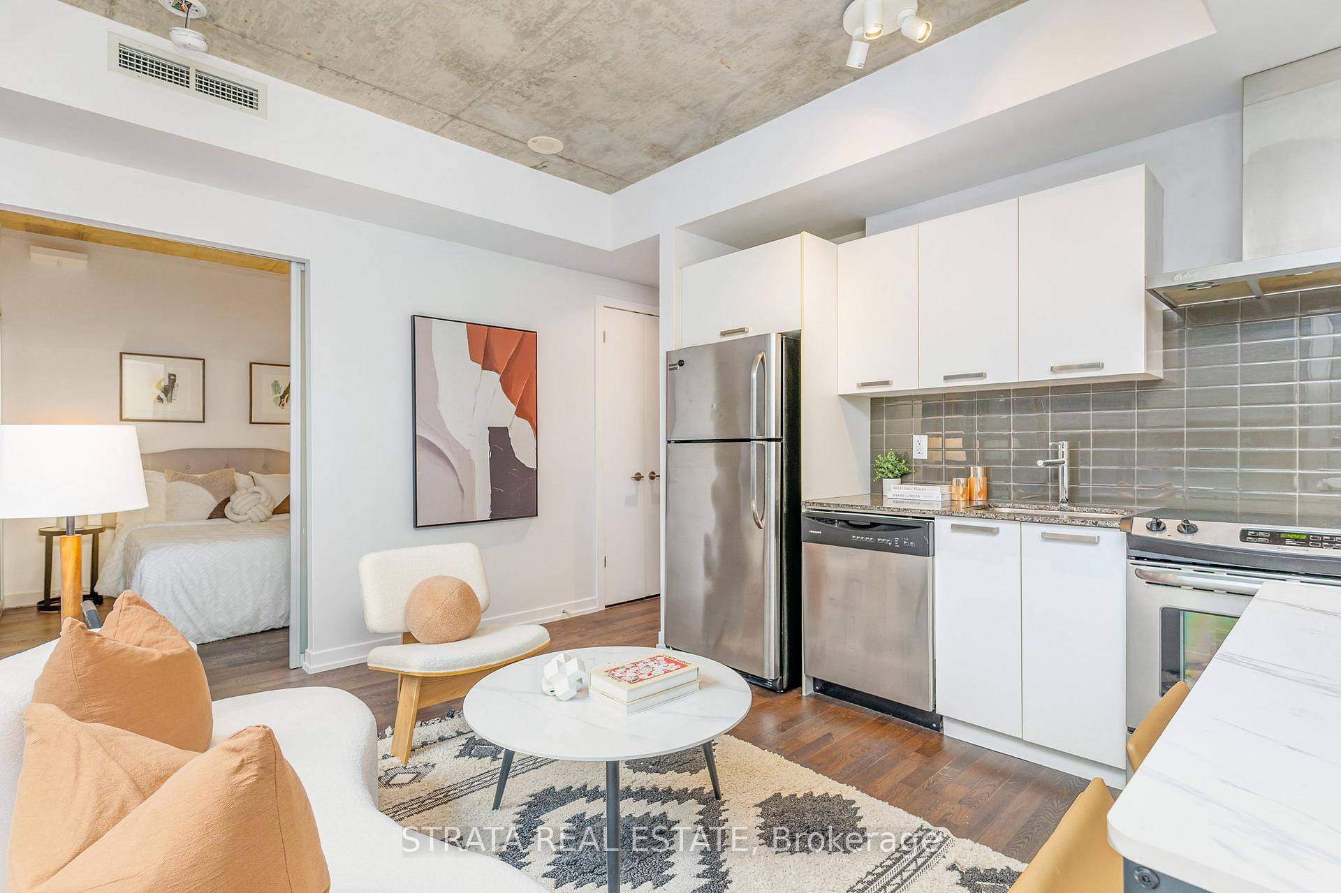 Experience modern urban living in this stylish junior 1 bedroom suite at the highly sought after Fuse Condos by Freed Developments.