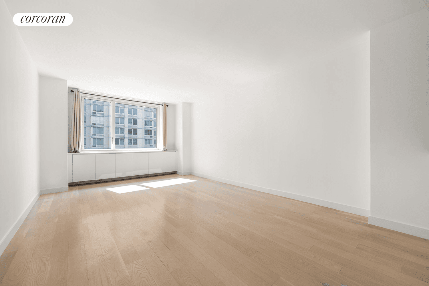 This bright one bedroom at 301 West 53rd Street is situated in the heart of one of Manhattan's most vibrant communities, Hell's Kitchen, a neighborhood steeped in art and culture.