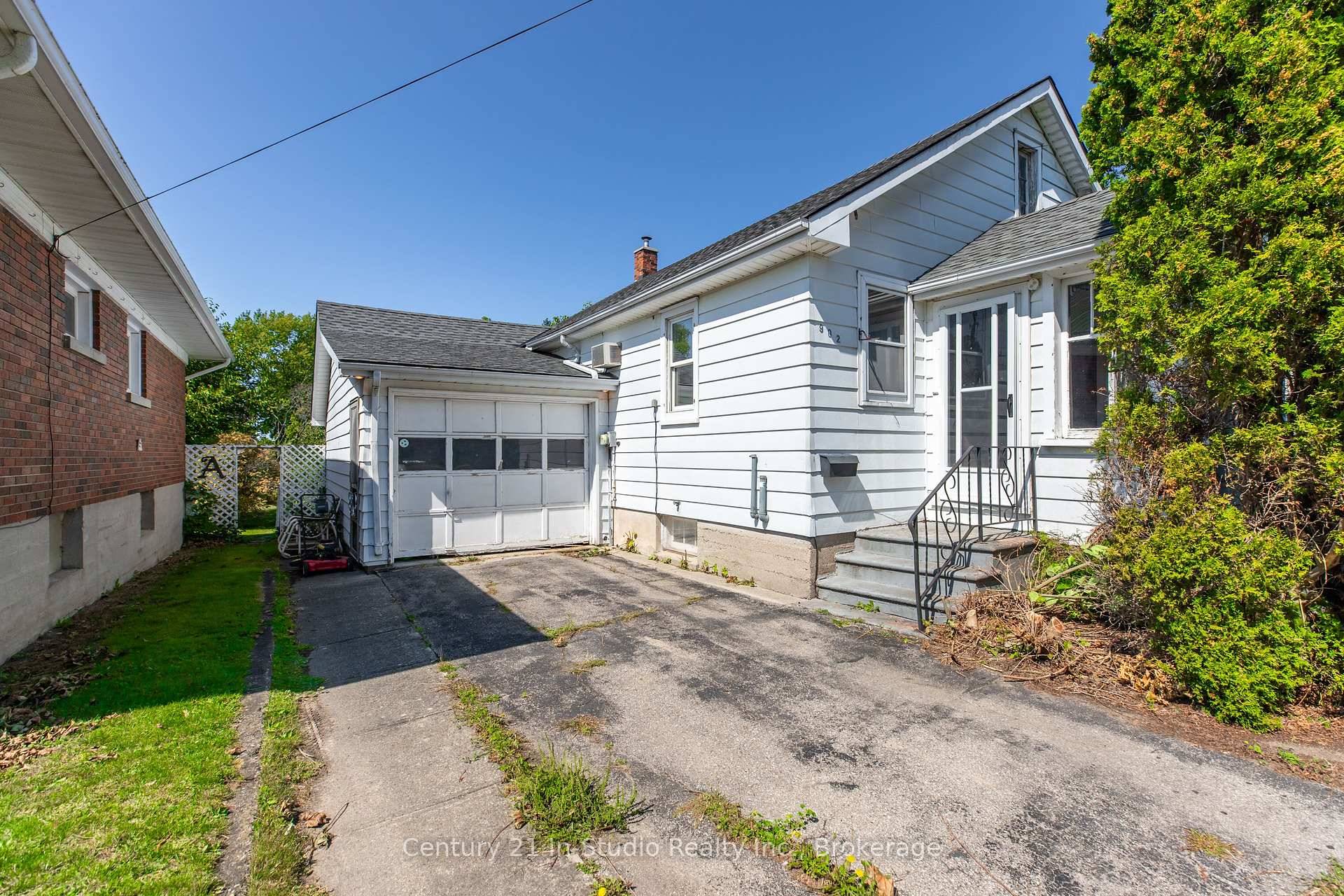 Located 1 1 2 blocks from down town Kincardine and the sandy shore of Lake Huron you will find 902 Huron Terrace.