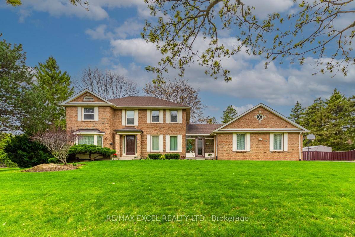 Stunning Executive Home On Rare Over Half Acre Lot In Prestigious Markham Court !