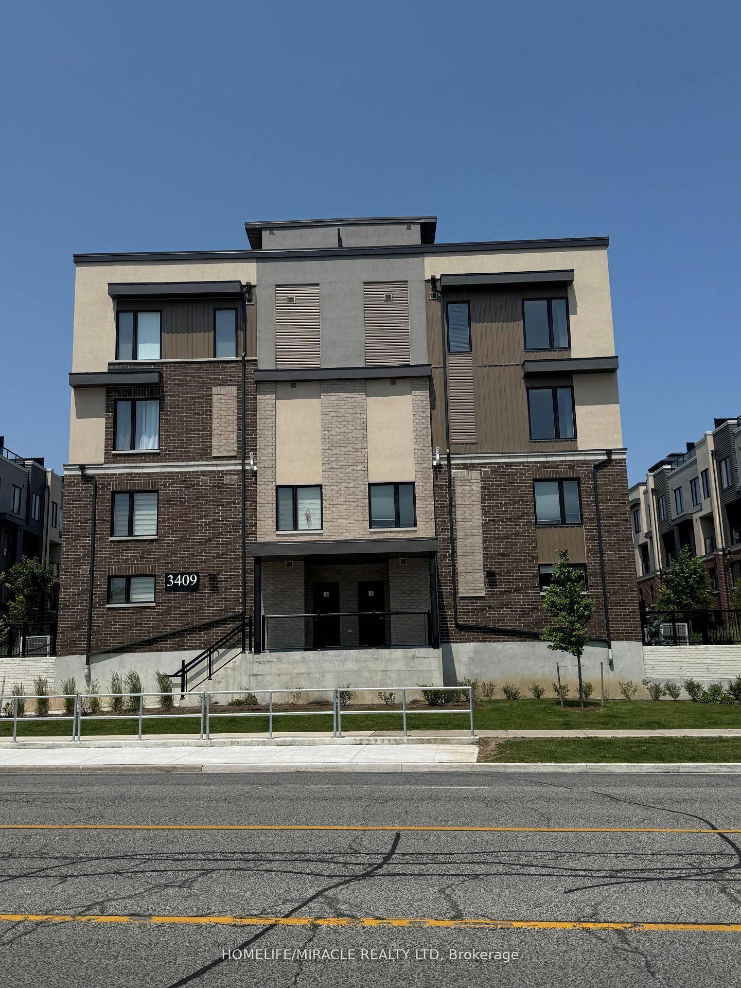 Chic Condo Townhouse with Private Rooftop Terrace For Lease !