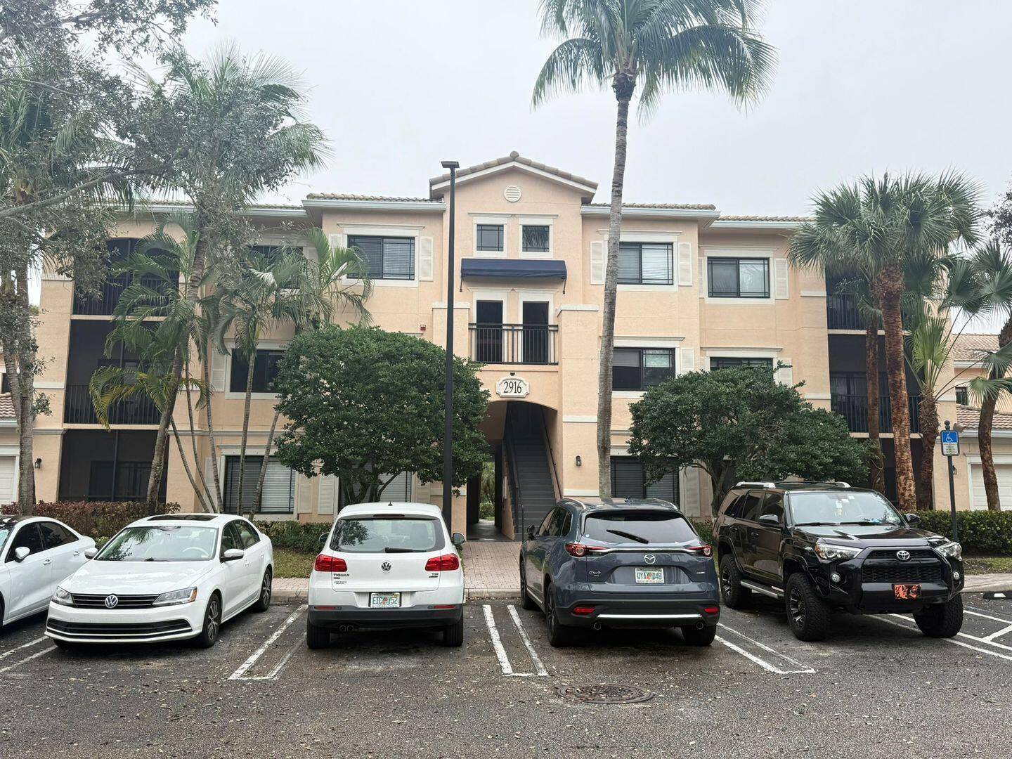 Palm Beach Gardens, Updated large two bedroom two bath with an outdoor patio !