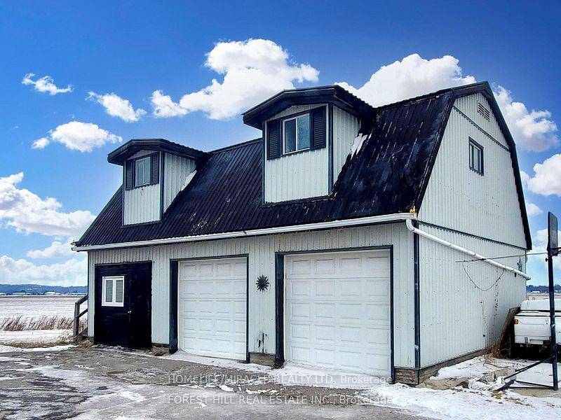 Very Spacious King size 1 Bedroom 1 Washroom Newly Renovated, Loft above the Garage Barn, Huge Kitchen area, Combine with Family Room.