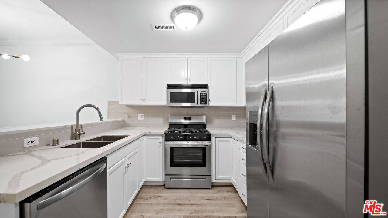2335  S Bentley Ave 2BR La