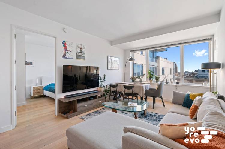 34 North 7th Street 8A is a spacious 2BR, 2BA home at The Edge, one of Williamsburgs premier buildings, featuring an efficient split layout.