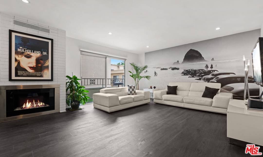 1221  N Kings Rd 1BR Sunset Strip La