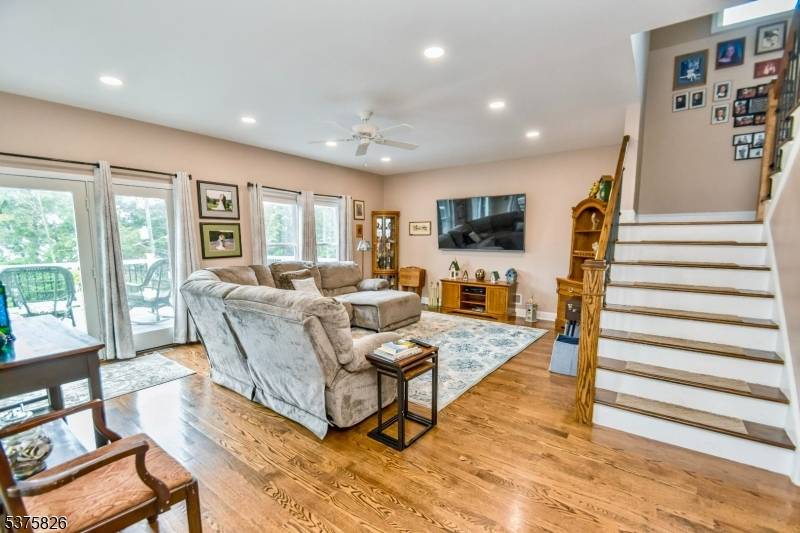 WOW ! BREATHTAKING 3 BEDROOM 2.