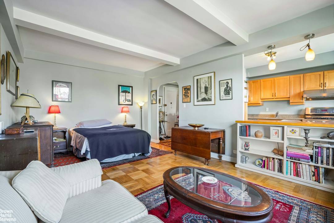 Spacious studio with stunning midtown skyline views !