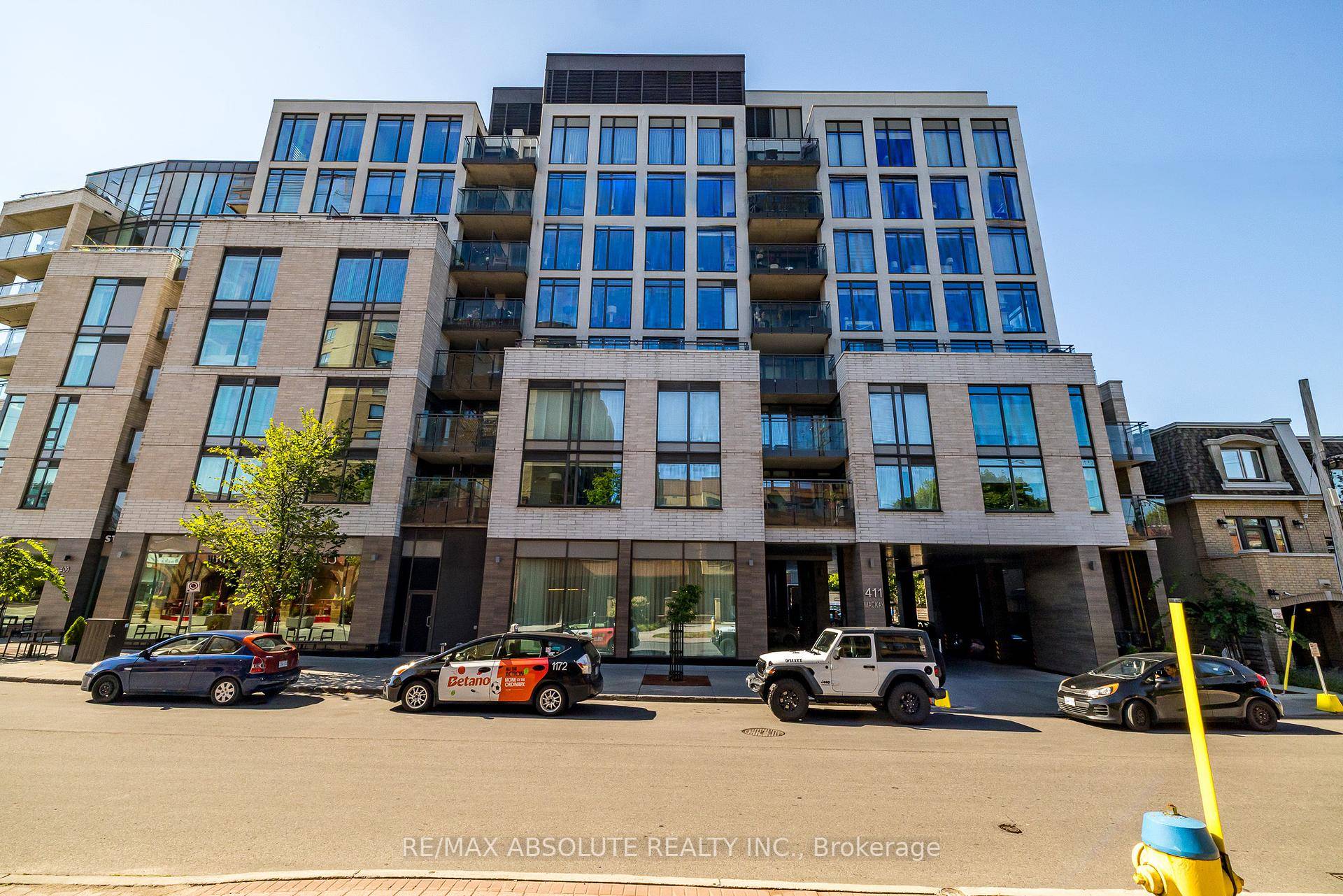 2 BED, 2 FULL baths, flooded with light from the Southern exposure in the heart of Beechwood Village, the Beverly Hills of Ottawa !