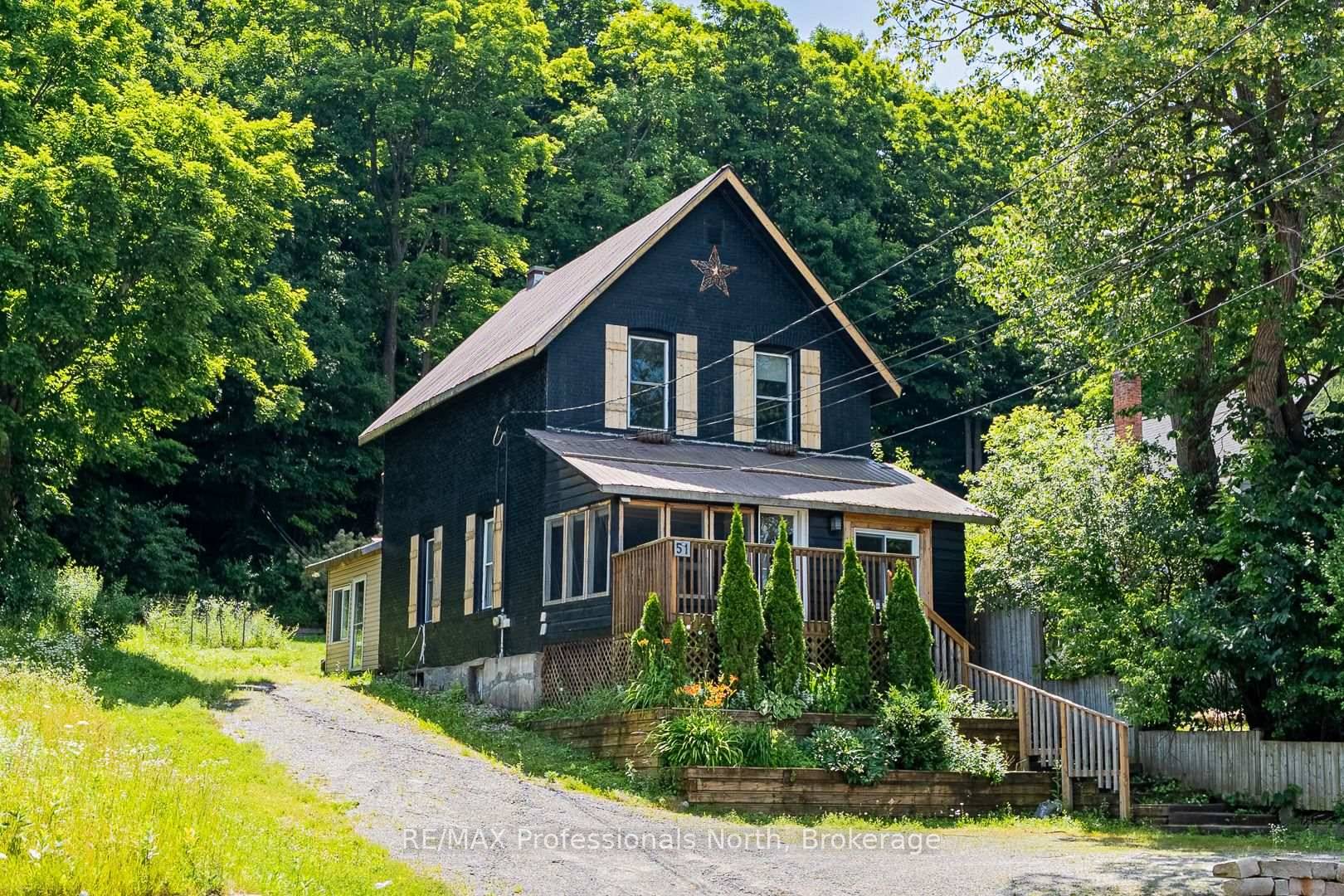 Now Available for Rent In the Heart of HuntsvilleJust steps from downtown and offering stunning views of Hunters Bay, this 3 bedroom home combines style, comfort, and location.