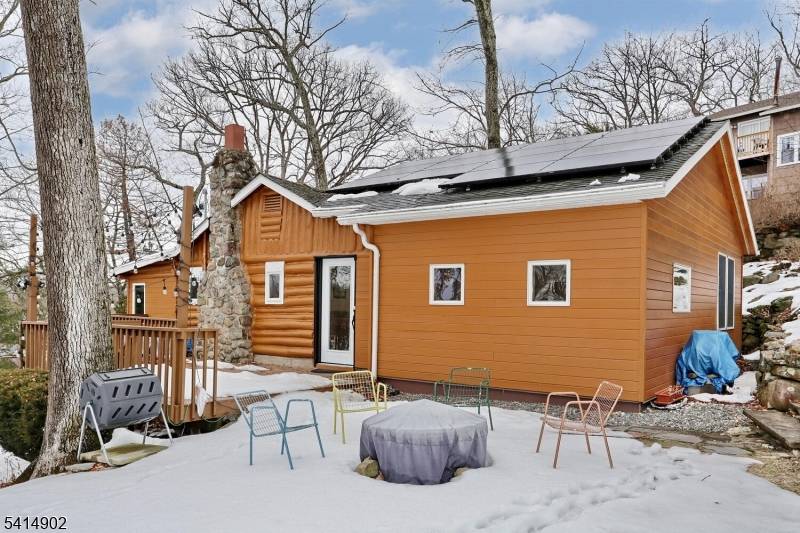 This beautifully maintained 2 bedroom, 1.