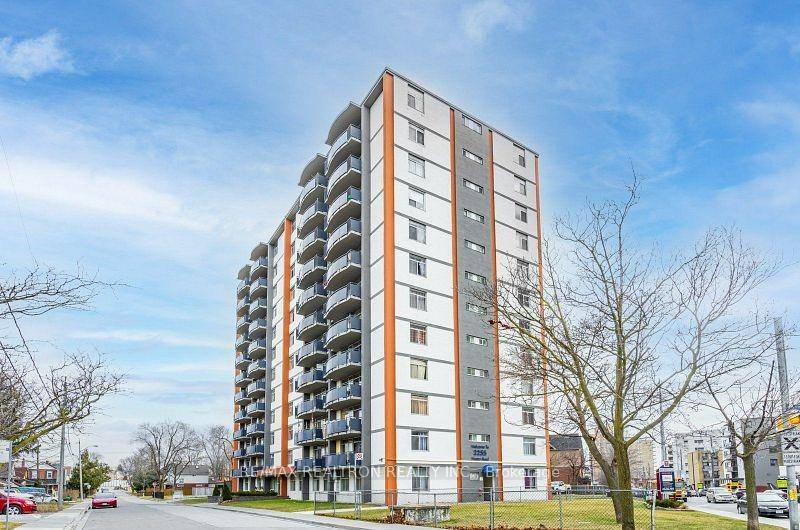 Welcome to this charming Bachelor suite in Midtown Toronto !