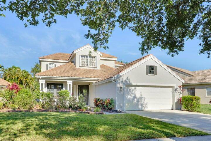 Located in the sought after community of SUMMERFIELD, this beautiful 2 story home offers plenty of space inside out !