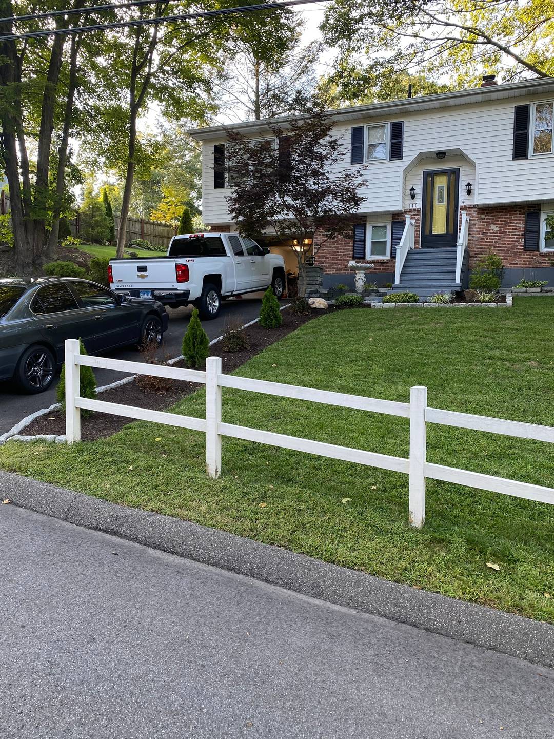 METICULOUSLY MAINTAINED 5RM 3BR 2 FULL BATH'S RAISED RANCH IN THE WATERBURY MIDDLEBURY TOWN LINE.