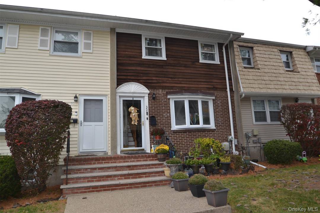 Welcome to this townhome style condo at 32 Alan Rd.