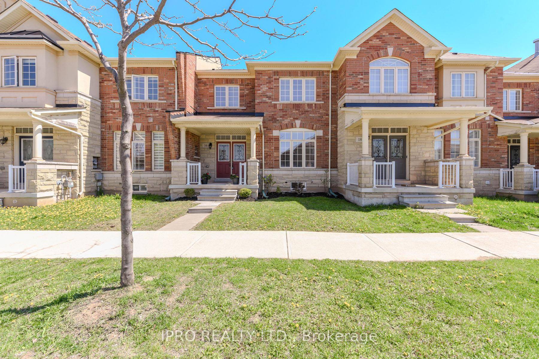 Welcome to this beautiful 2 story townhouse with private backyard and a 2 car detached garage, located in the much sought after Glenorchy community.