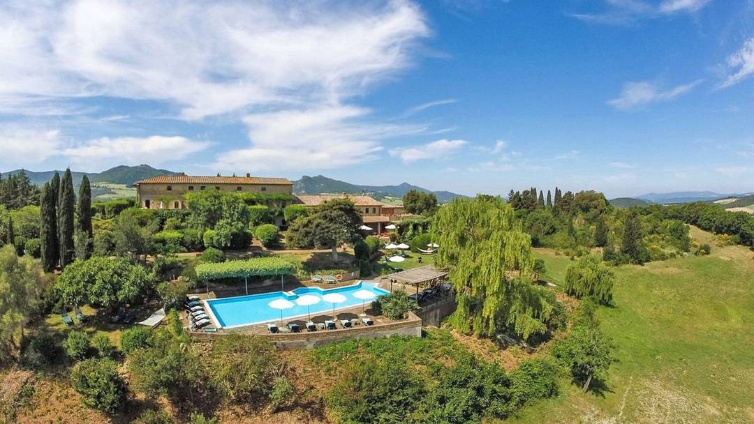 The farmhouse is surrounded by gardens and 2.6 hectares of parkland, with a pond, a large swimming pool, barbecues, 3 wells and a forest path.