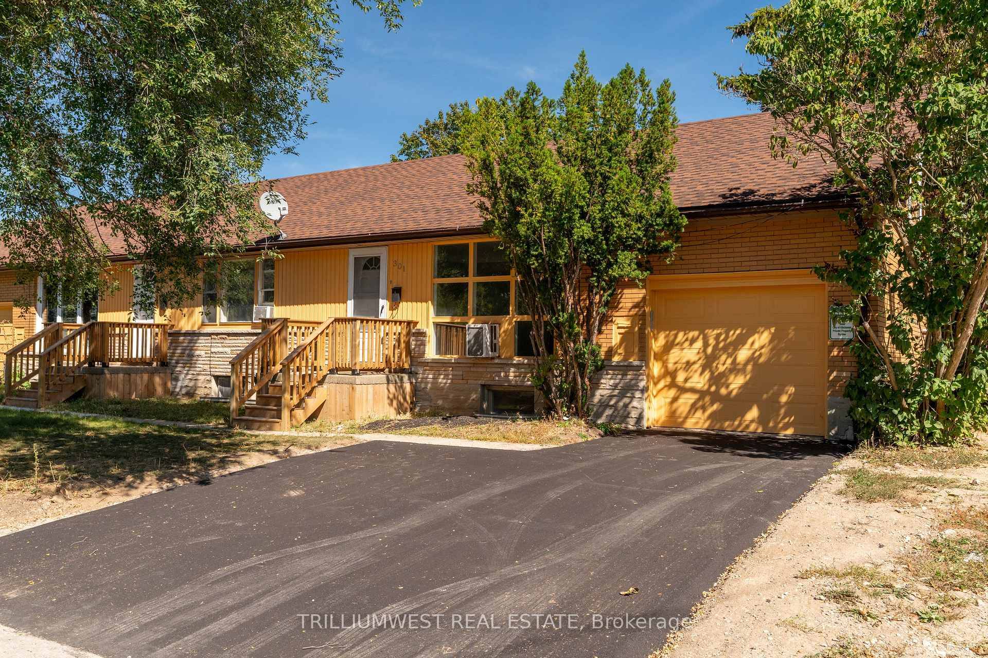 This newly renovated 1 bedroom home is ready for new Tenants !