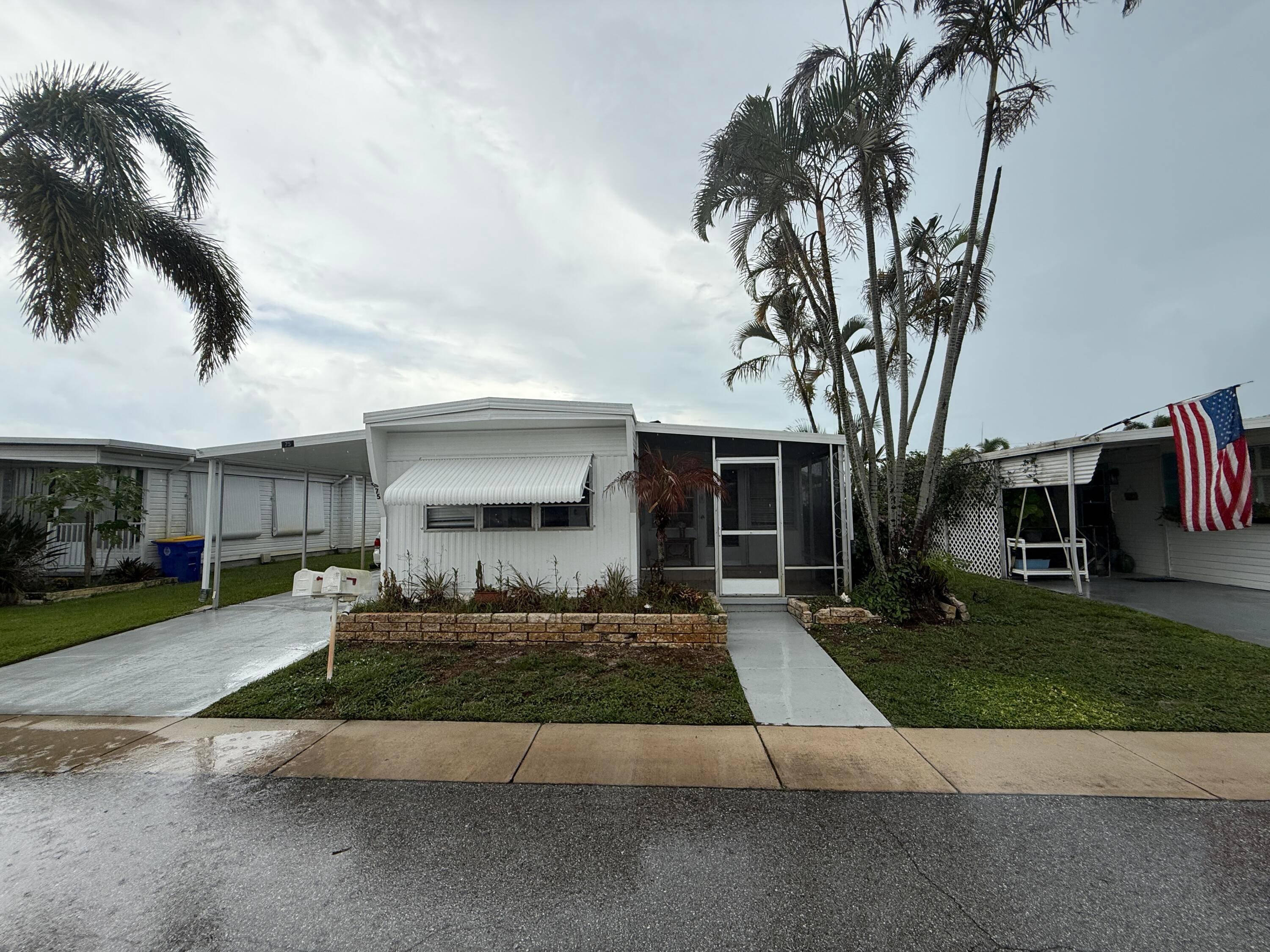 Remodeled 2 Bedrm 2 Bath 1969 Manuf home in Hidden Harbour 55 yachting community.