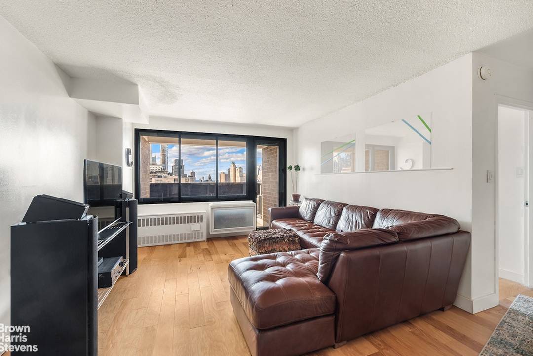 Step into this sun drenched, top floor renvoated one bedroom home and you're immediately struck by the brightness painted throughout in crisp white with an open, airy, loft like layout ...