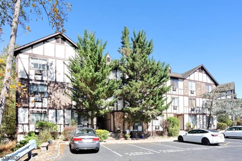 Rare 3 Bedroom End Unit in Sought After Ridge Gardens, Mahwah.