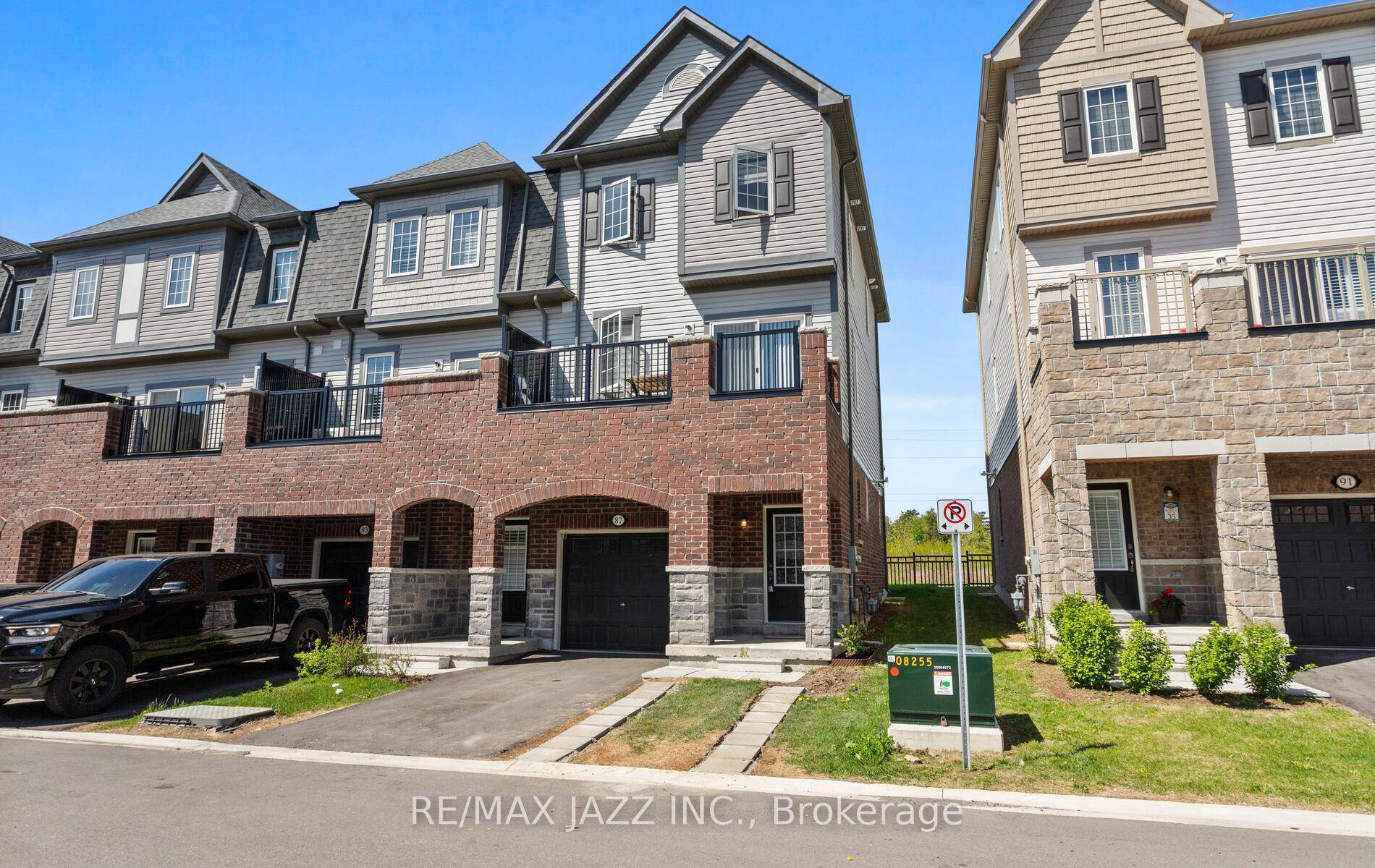 Opportunity Knocks ! Stunning 3 bedrooms 3 bathrooms end unit town.