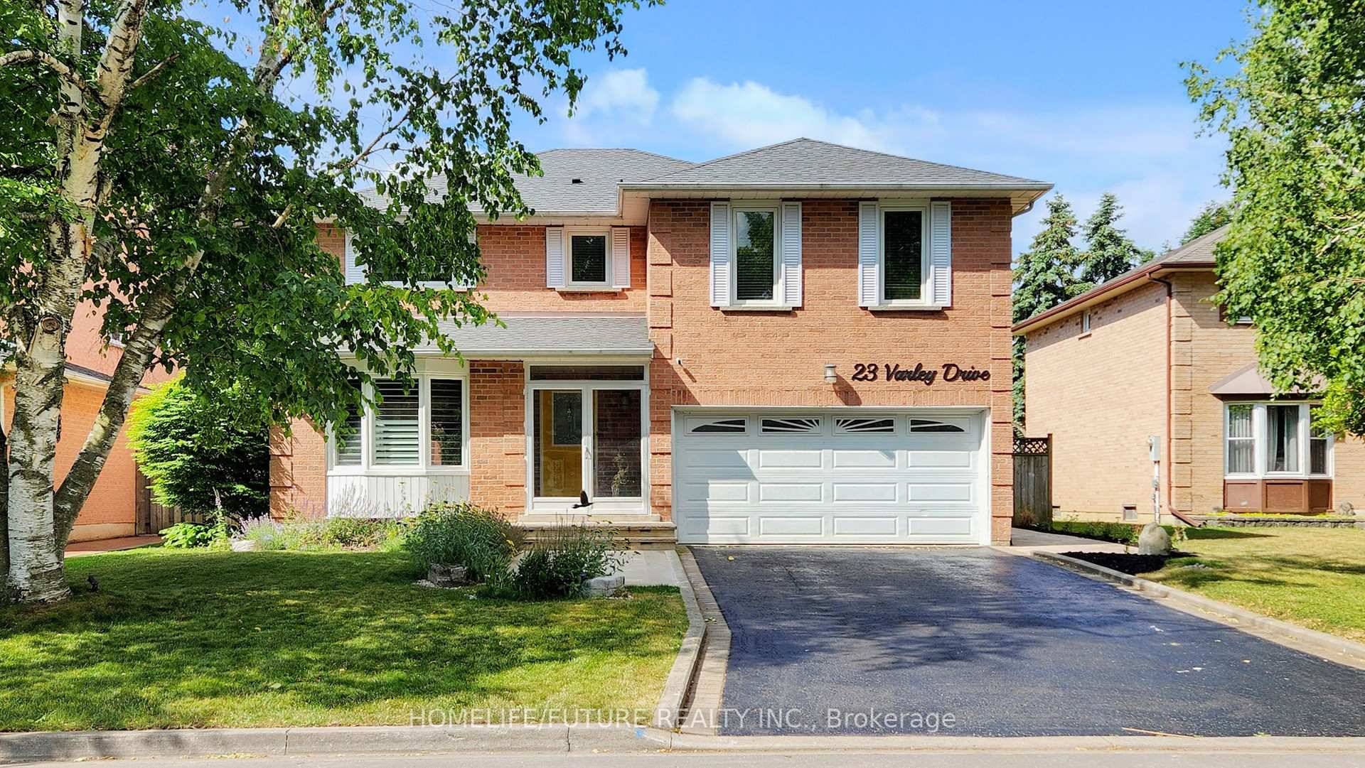 Perennial Gardens. Family Room With Solarium Soaring Ceilings Open To Kitchen.