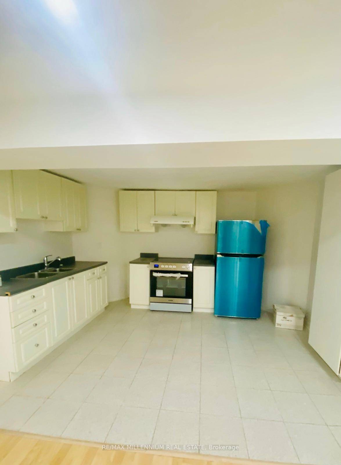2 Bedroom Basement Apartment Prime Streetsville Location !