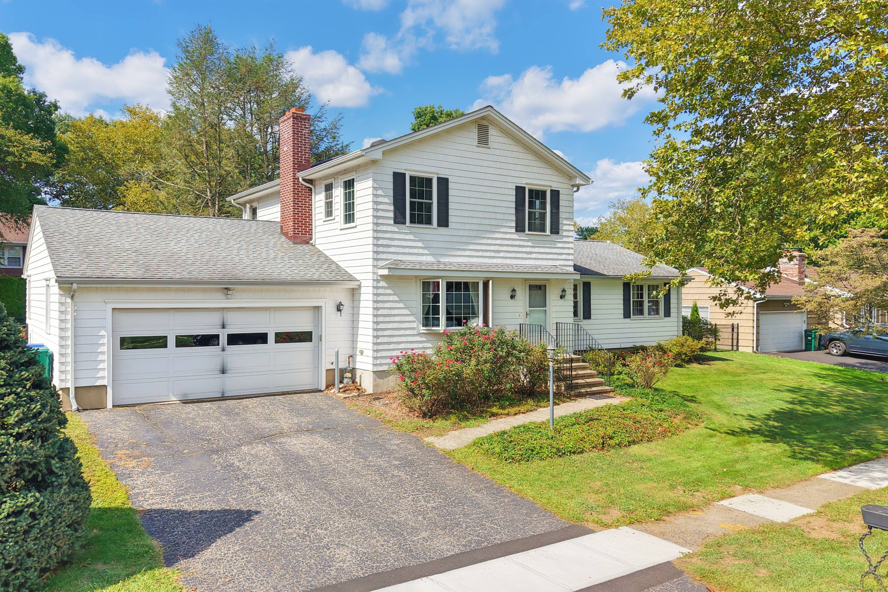 Welcome to this spacious 2, 183 sq.