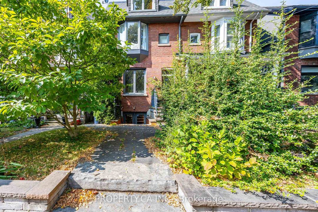 This charming lower level 1 bedroom apartment in Trinity Bellwoods offers the perfect blend of comfort and convenience.