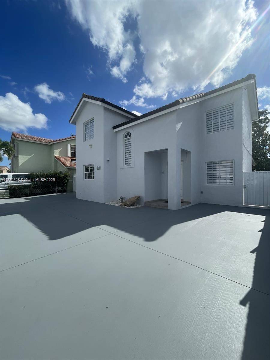 Beautiful house near Doral, everything from the kitchen to the bathrooms has been redone.