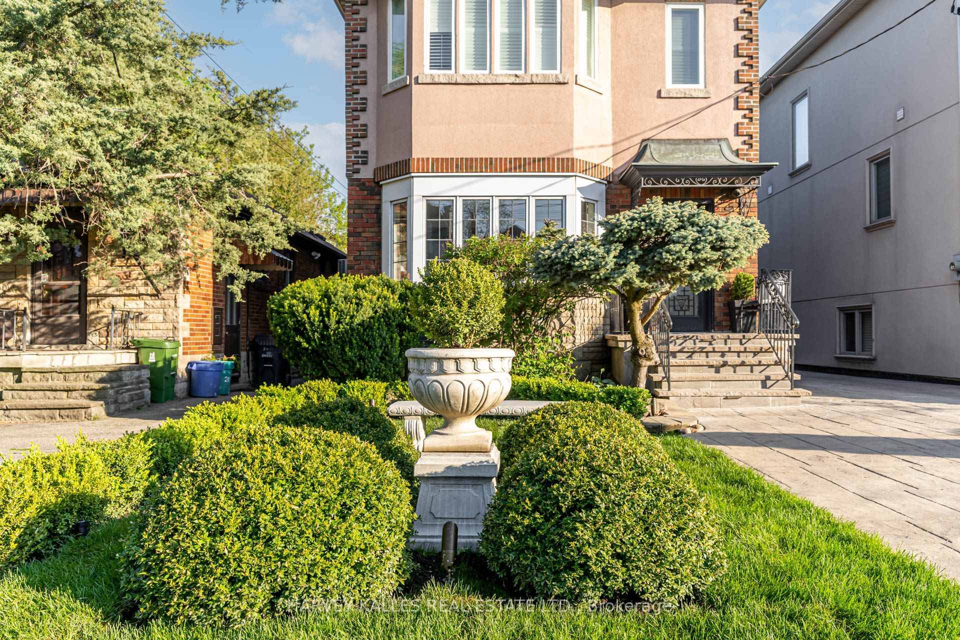 Stunning Fully Renovated Family Home in Prestigious Bedford Park just east of Avenue Road !