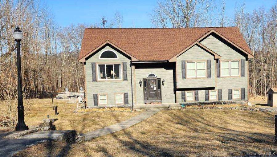 Beautiful house in excelllent condition perched high in the Mountains and very easy to access.