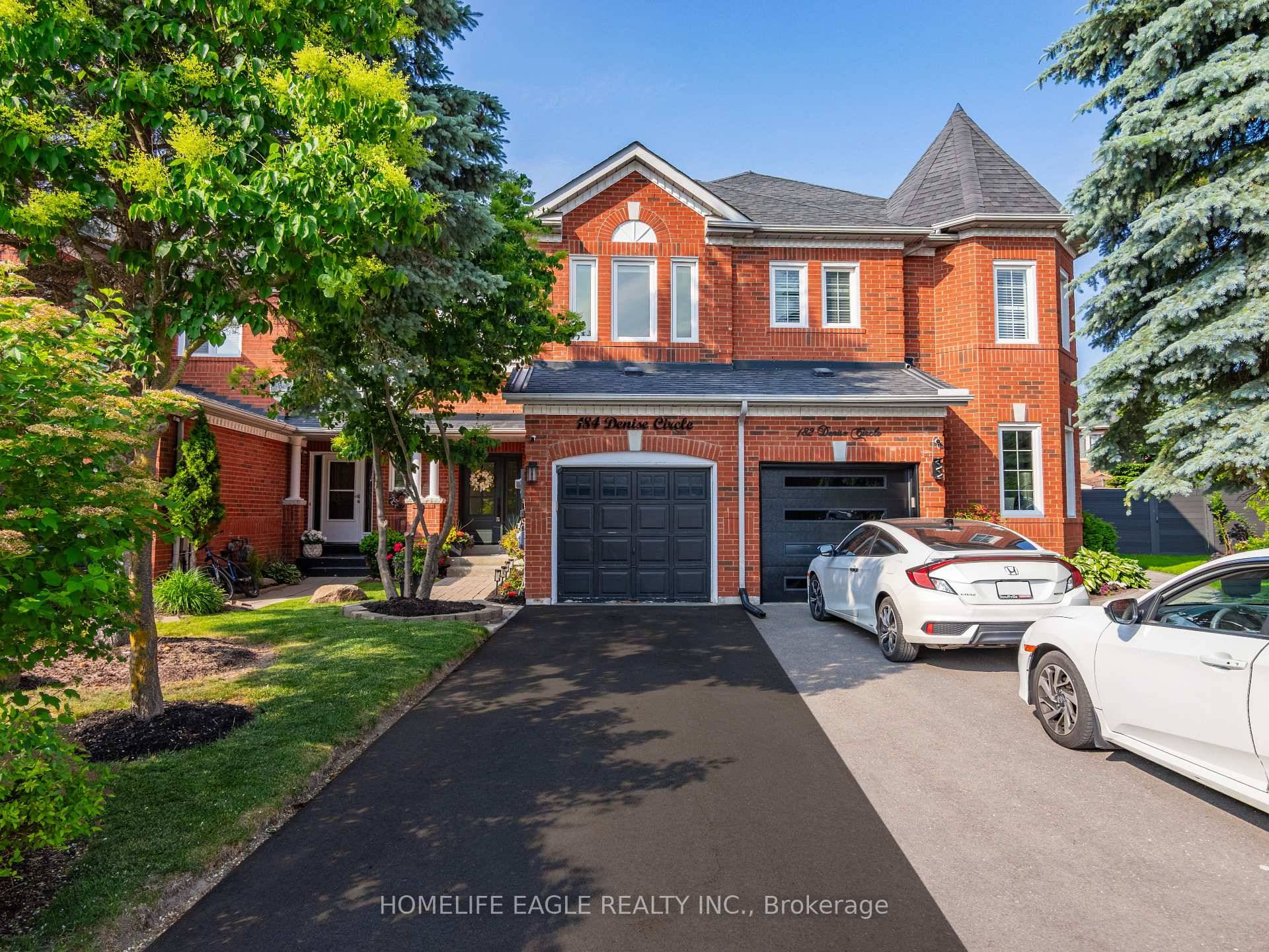 The Perfect Freehold Townhouse In High Demand Summerhill Estates, South Newmarket On Quiet Circle.