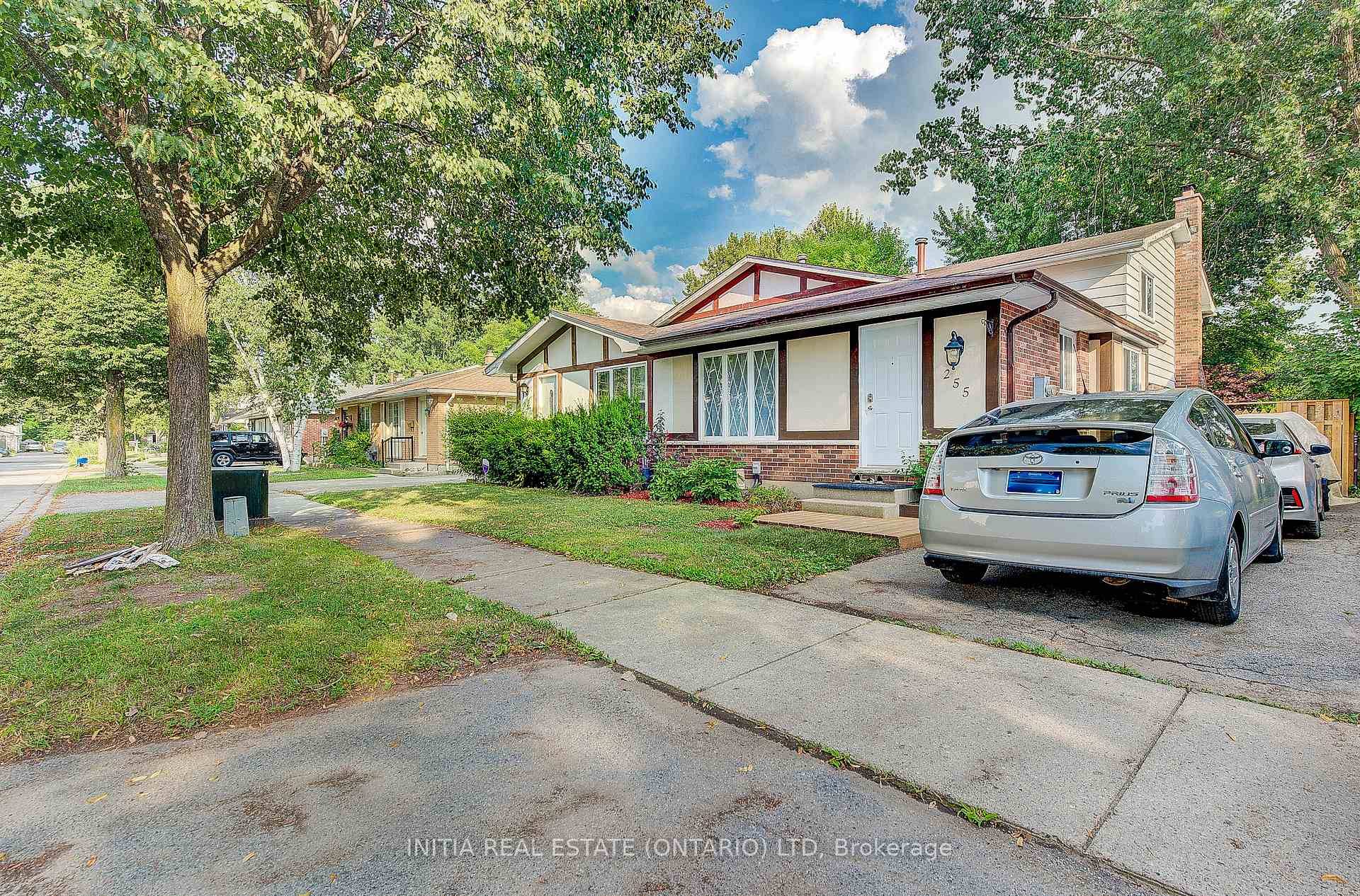 Welcome to this spacious 4 level split semi detached home located in the heart of the mature and sought after Whitehills neighborhood in North London.