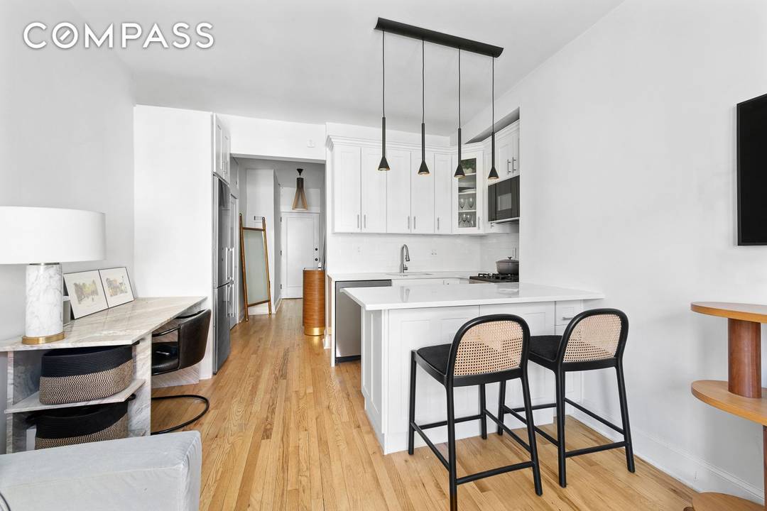 Refined West Village Living Residence 5G at 87 Barrow Street Ideally situated in a prime West Village location on a picturesque, tree lined block, Residence 5G is a sun drenched ...