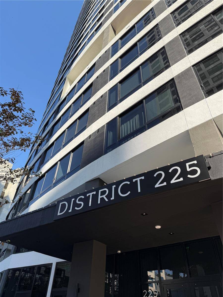 Seller motivated ! ! ! District 225 is a newly built development with no rental restrictions, making it an exceptional opportunity for investors seeking Airbnb and other short term rental ...