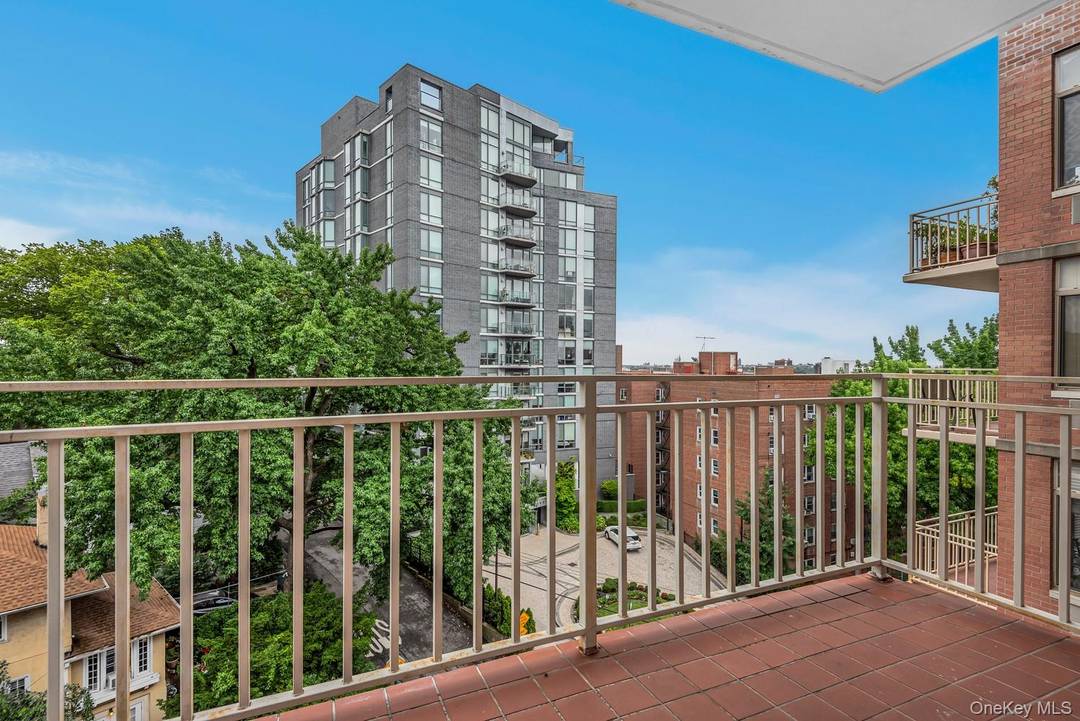 Modern Elegance in Central Riverdale 2 Bed 2 Bath Condo with Balcony Oasis Welcome to elevated living in the heart of Central Riverdale, where refined design meets everyday functionality.