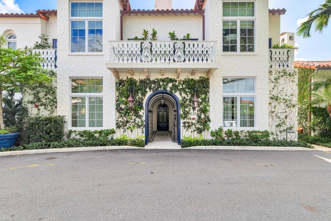 Move in ready and impeccably decorated, this elegant 2BD 2BA condo is perfectly situated in the heart of Palm Beach on Phipps Plaza.