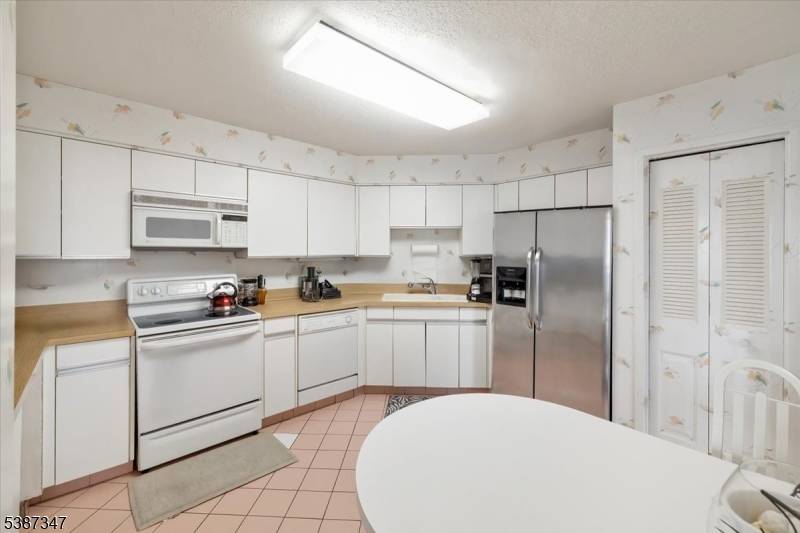 This spacious duplex offers 3 bedrooms 2br plus den 3rd bederoom, 2.