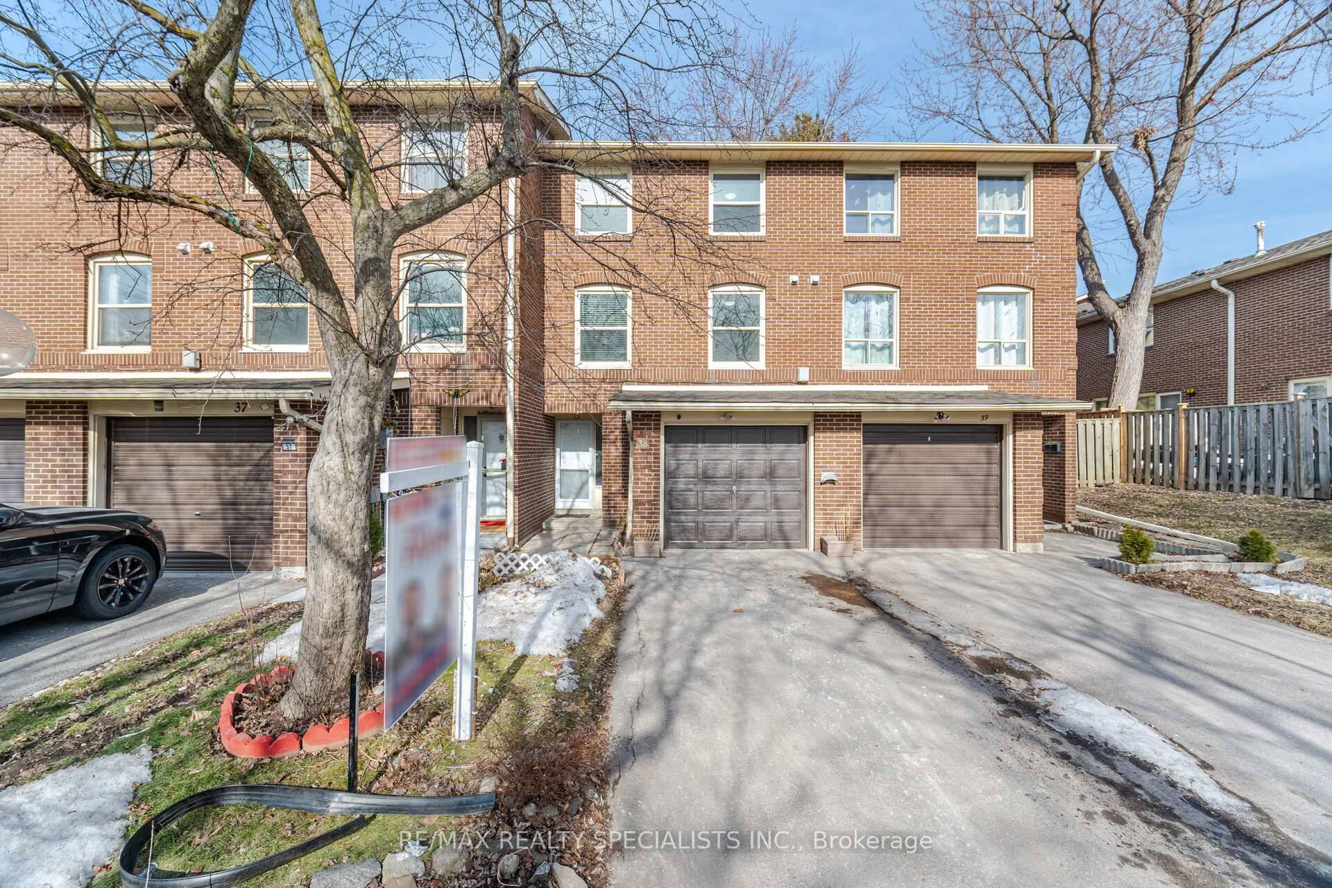 3 1 Beds 2 Full Baths 1 Garage 1 Driveway Prime location near Bramalea City Centre amp ; Hwy 410 !